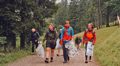 Foto: PATRON e.V. | Michelle Meitzner Das Foto zeigt Menschen beim Müllsammeln